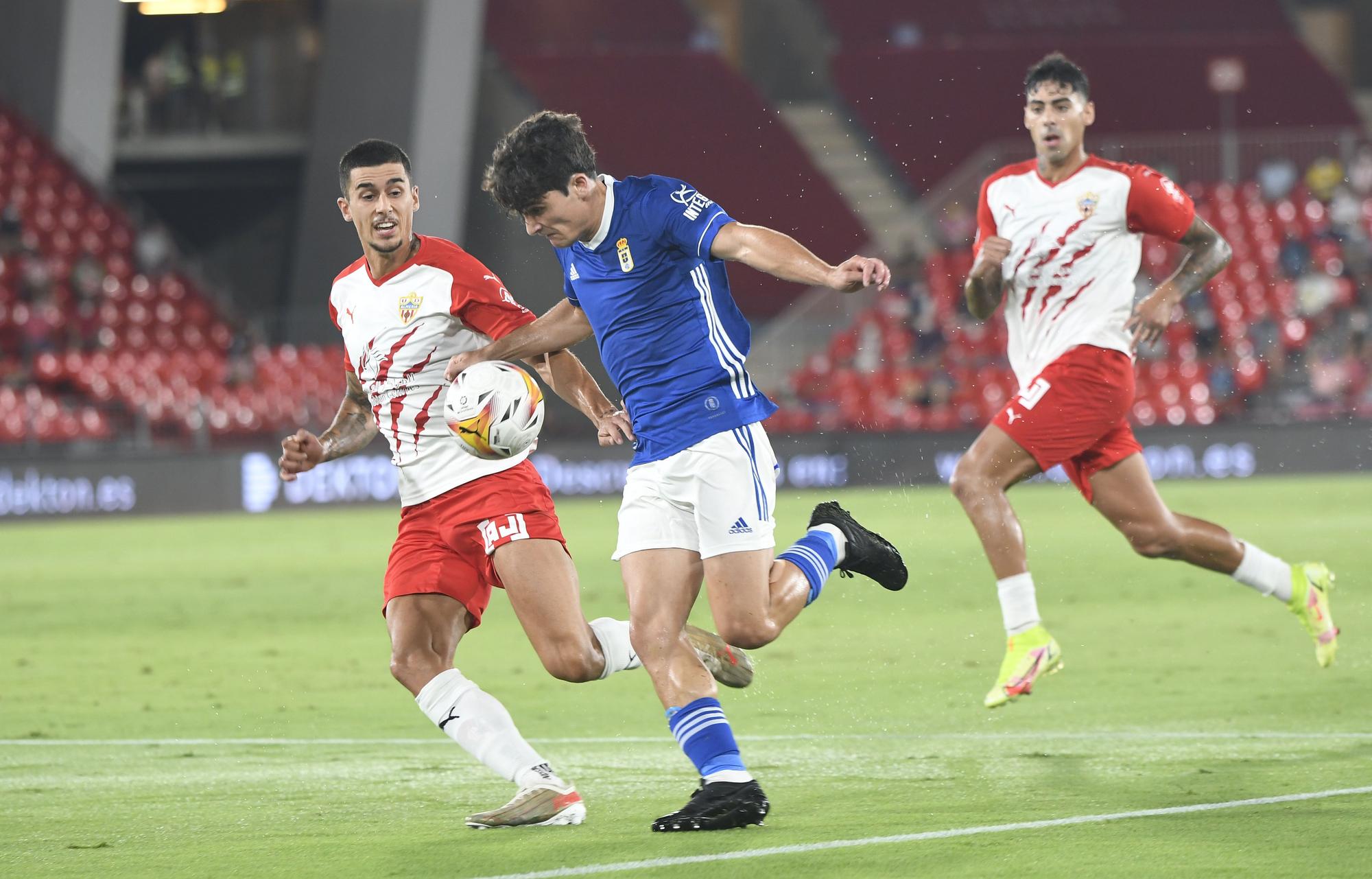 El partido entre el Almería y el Real Oviedo, en imágenes