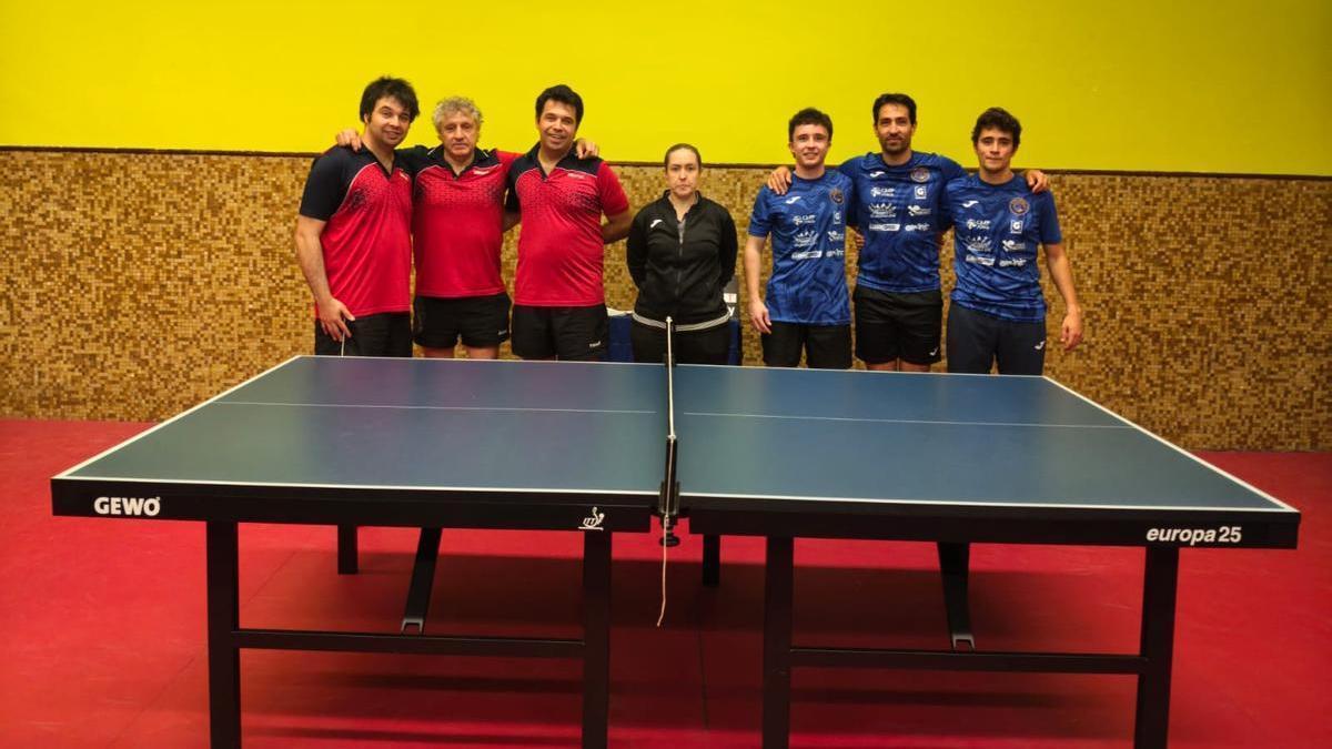 El equipo del Club Tenis de Mesa Caja Rural posa con sus adversarios en la última cita del curso.