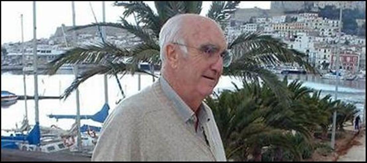 El doctor José Coll en el puerto de Ibiza.