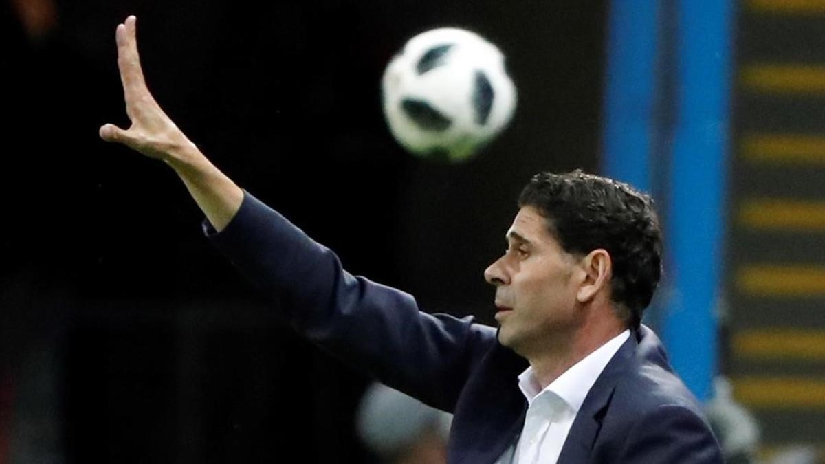 Fernando Hierro da órdenes durante el España-Irán.