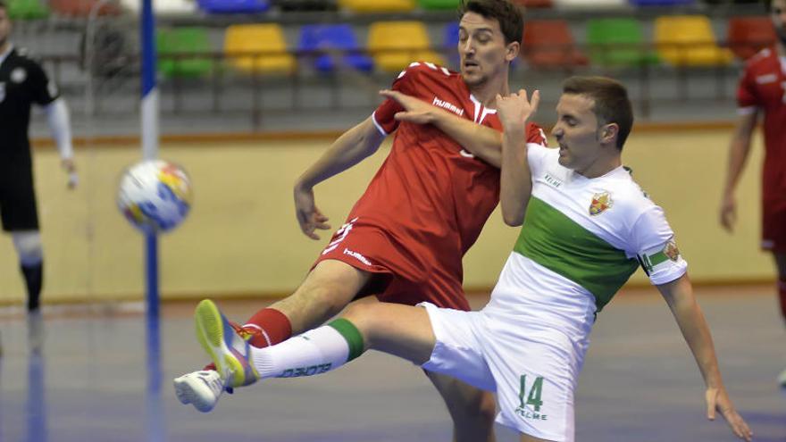 Jesús García lucha por un balón durante un partido del  Elche