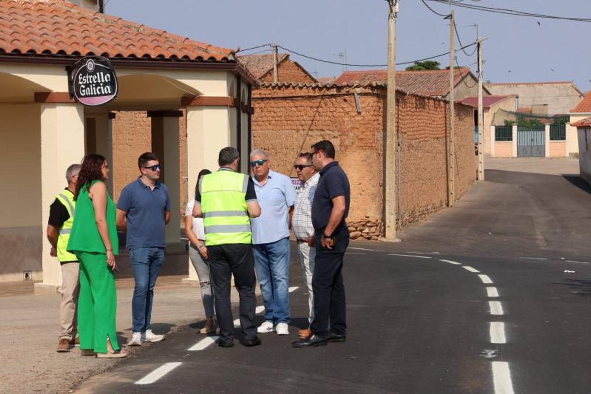 Autoridades y técnicos intercambian impresiones sobre el resultado de las obras.