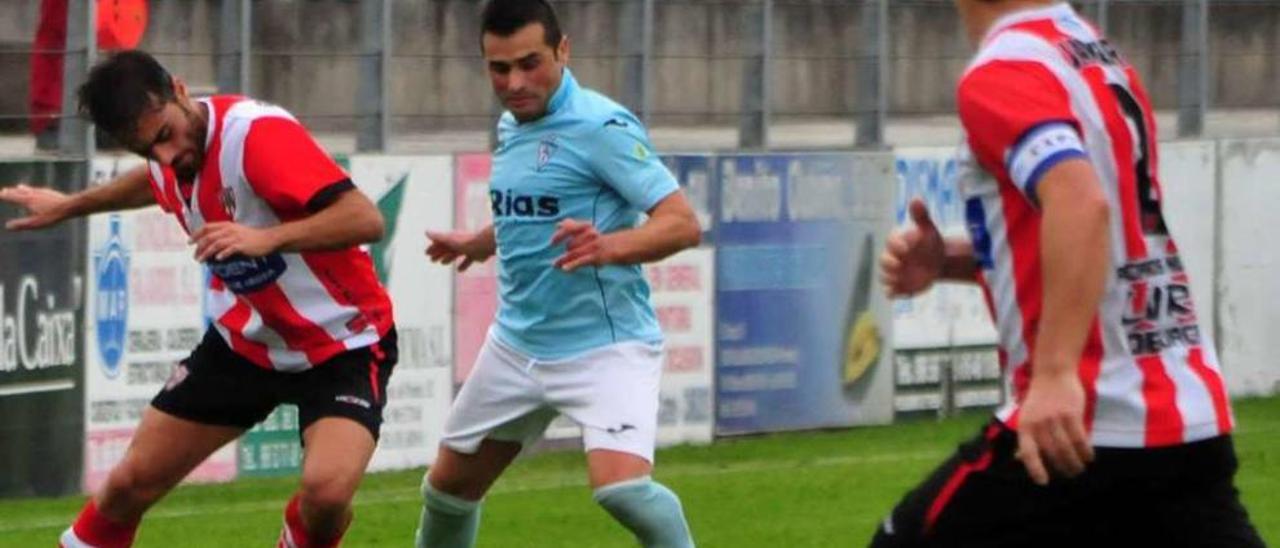 Ramón (Céltiga) y Saúl (Villalonga) disputan un balón en el encuentro de la primera vuelta. // Iñaki Abella