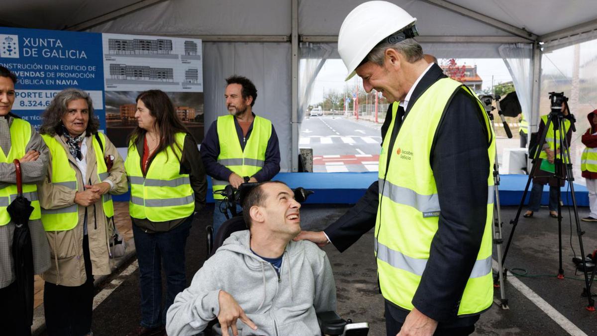 Alfonso Rueda, en el inicio de las obras de un edificio de vivienda protegida en Navia.