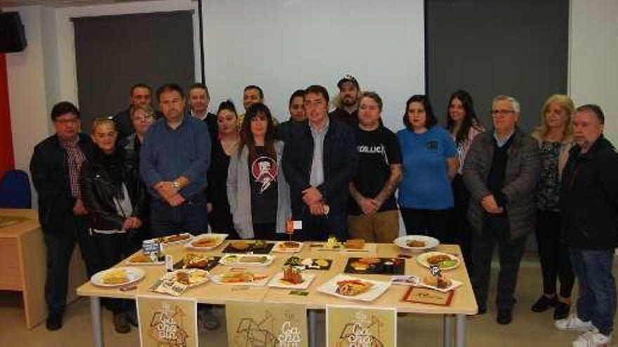 Gerardo Sanz y Alfredo Rodríguez, junto a varios hosteleros participantes en las jornadas, ayer, en Llanera.