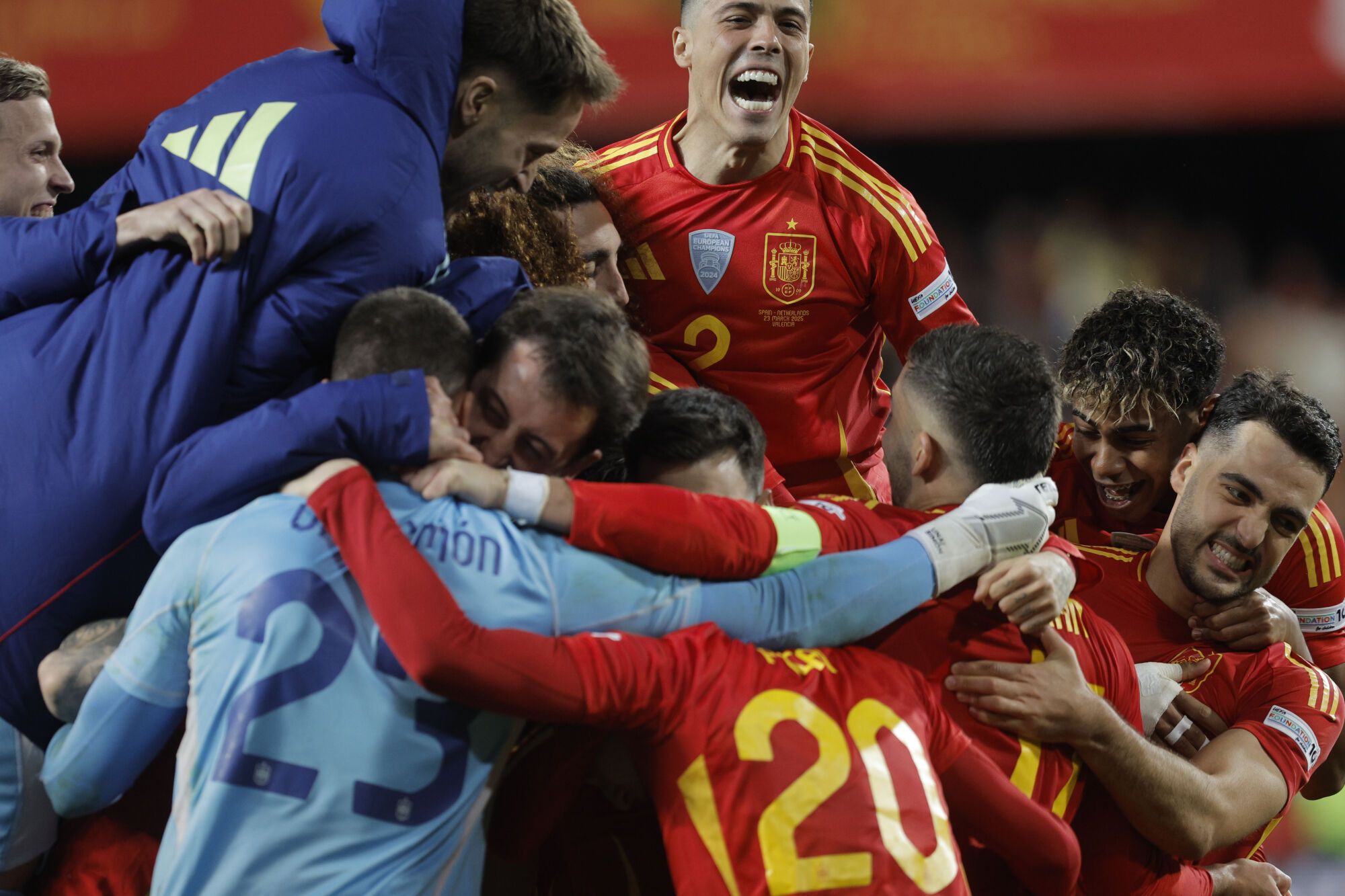 VALENCIA, 23/03/2025.- Los jugadores de la selección española celebran la victoria ante Países Bajos, al término del partido de vuelta de los cuartos de final de la Liga de Naciones que las selecciones de España y Países Bajos han disputado este domingo en el estadio de Mestalla, en Valencia. EFE/Kai Fosterling