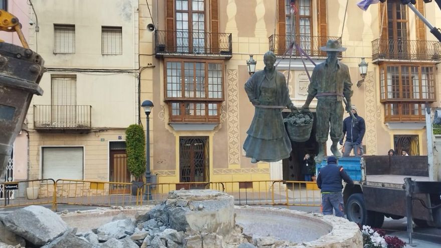 Benicarló se despide de su escultura más famosa por las obras del eje cívico central