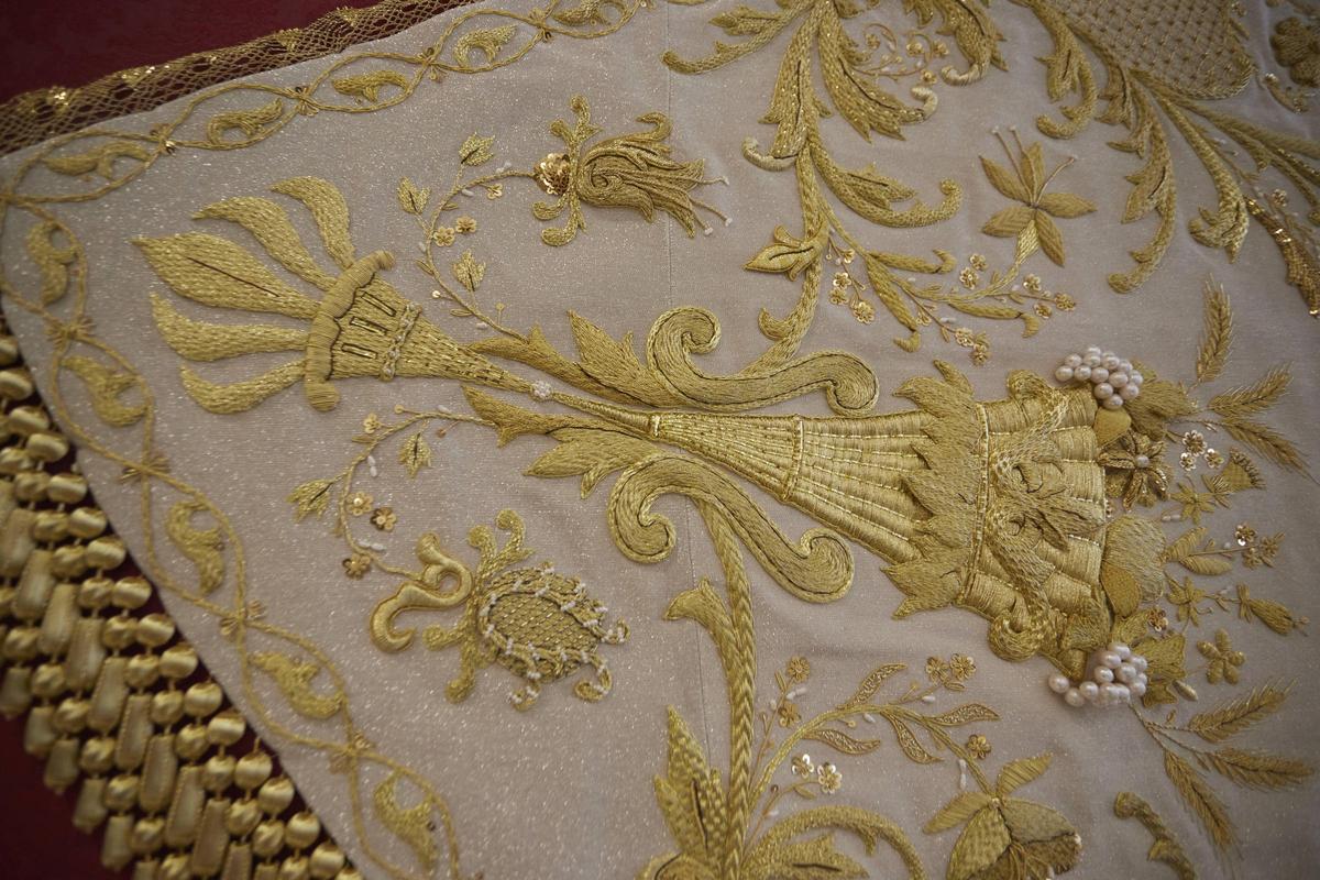 Así es el manto de la Virgen "Un poco de muchos" al detalle Así es el manto de la Virgen "Un poco de muchos" al detalle