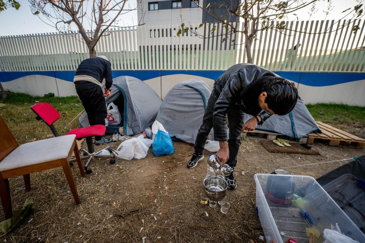 Barcelona 3/12/2025 Sociedad Reportaje sobre las personas sin hogar acampadas en la Zona Franca. - Elías prepara el té junto a su amigo Badr en la zona de tiendas de campaña donde vive gente sin hogar en la Zona Franca. AUTOR:JORDI OTIX