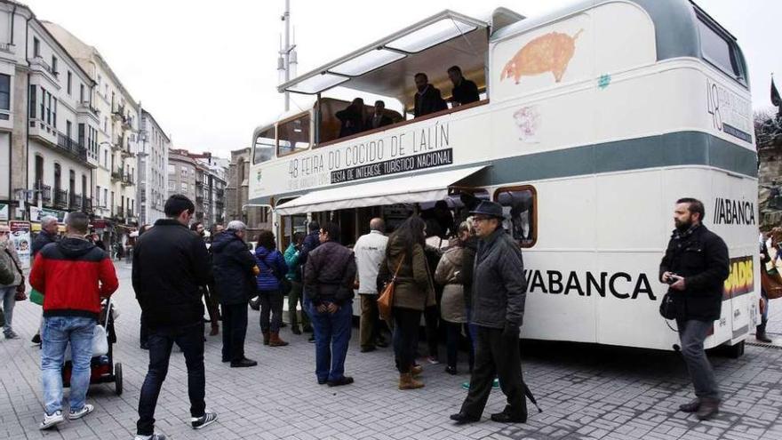 El autocar del Cocido en Ruta, ayer en la Plaza de España. // R. Vázquez