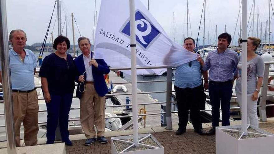 Colocación de las distinciones en el puerto deportivo de Sanxenxo.