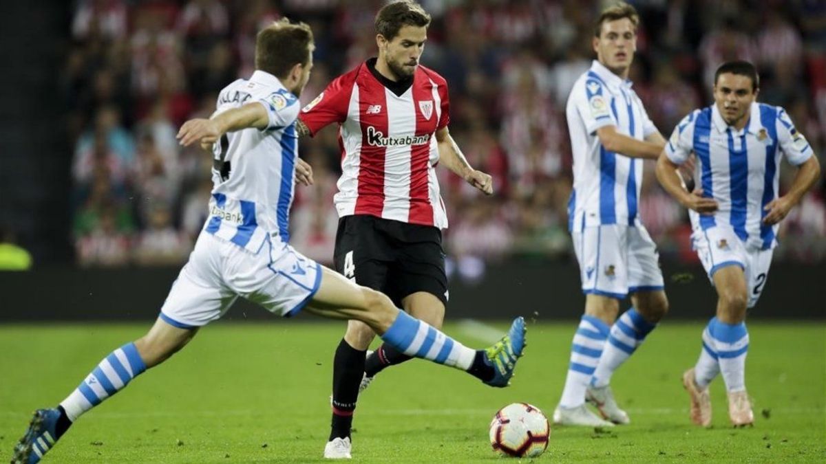 Iñigo Martínez se interna entre la defensa de la Real Sociedad