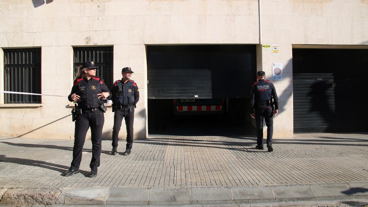 Agents dels Mossos d'Esquadra custodiant l'entrada de la furgoneta que ha traslladat a Rosa Peral des de la presó de Mas d'Enric al Palau de Justícia de Tarragona