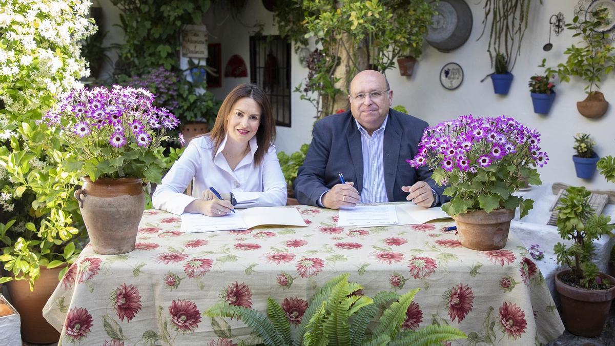 Inmaculada Silas y Miguel Ángel Roldán firman el convenio entre el Patronato de Turismo y la Asociación Amigos de los Patios.