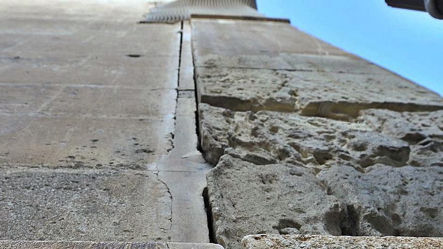 Grietas y otros desperfectos que presenta el exterior del templo ilicitano, casa de las representaciones del Misteri d’Ex. | MATÍAS SEGARRA