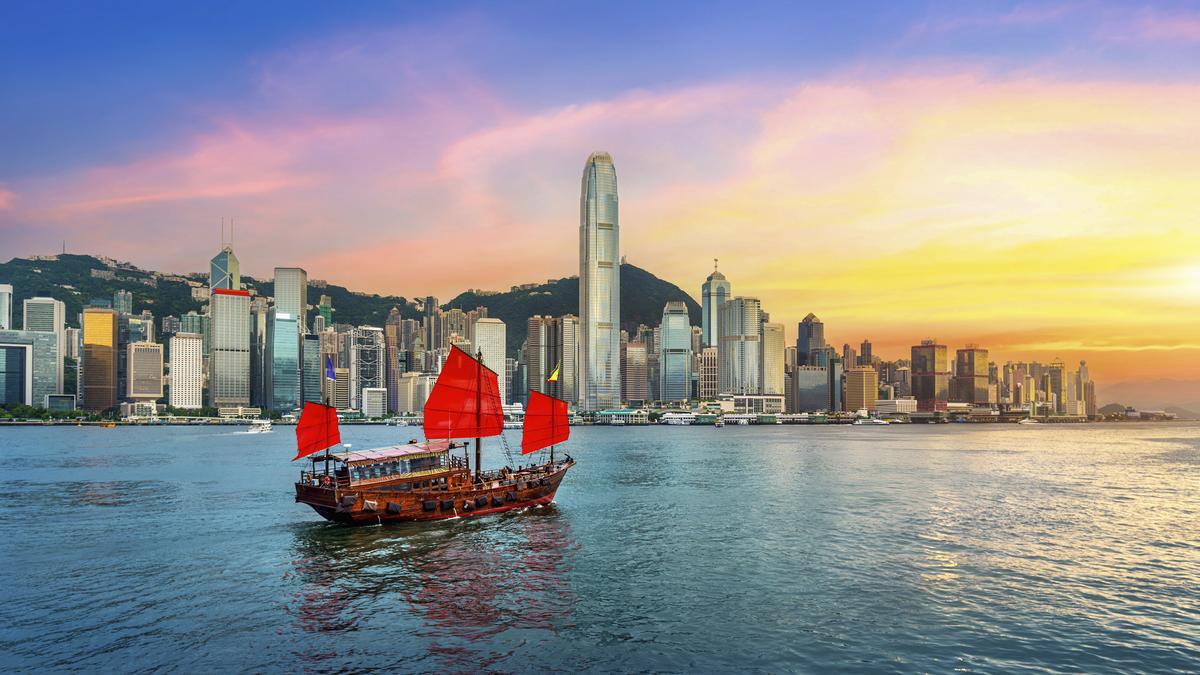 La emblemática bahía de Victoria con el 'skyline' de la isla de Hong Kong