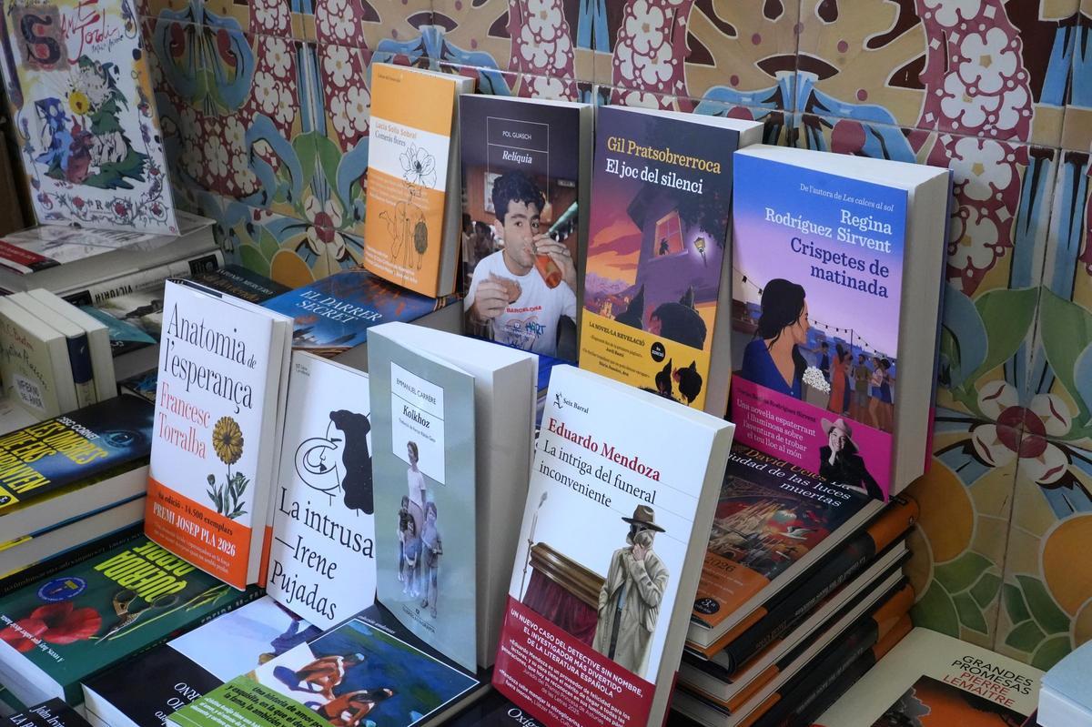 Alguns dels llibres recomanats per més de 150 personalitats a l'ACN amb imatges a la Casa Usher de Barcelona