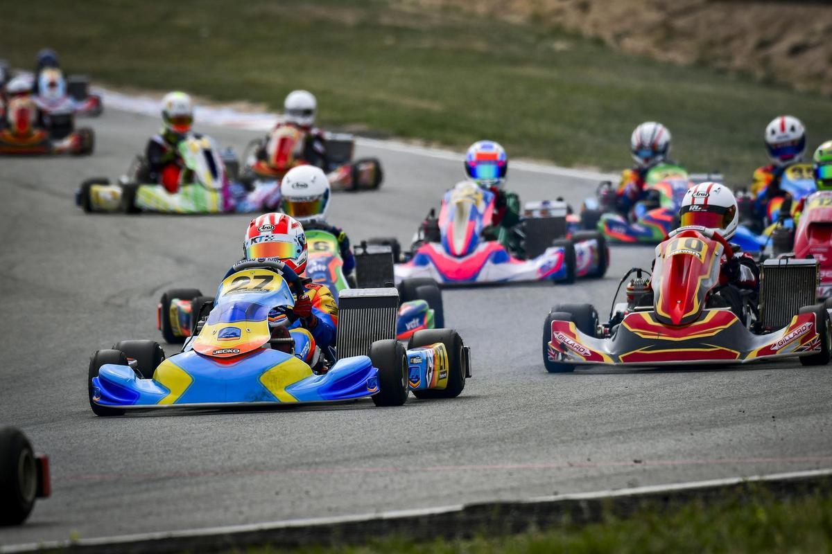 Alejandro Méndez, con el número 27, en una de las pruebas del campeonato nacional.