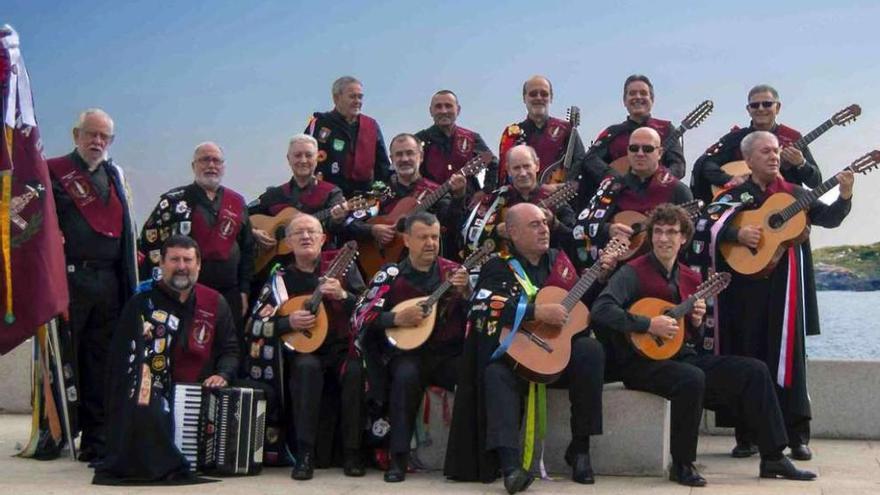 Los miembros de la Tuna de Veteranos de la Coruña posan junto al mar. la opinión