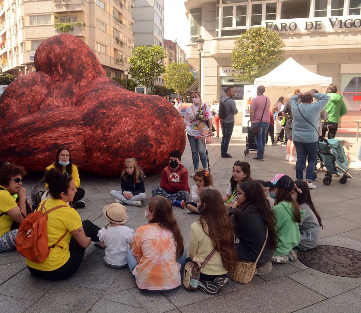 Una de las actividades organizadas para los niños y la carpa instalada en la plaza de Galicia. | // NOÉ PARGA