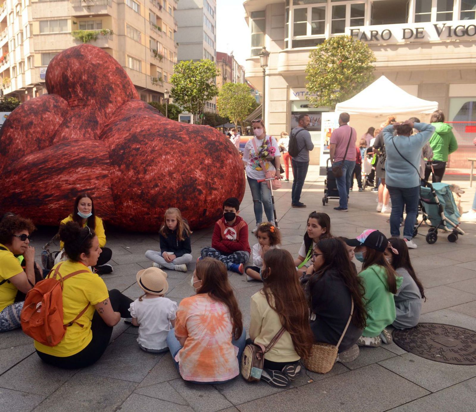 Una de las actividades organizadas para los niños y la carpa instalada en la plaza de Galicia.