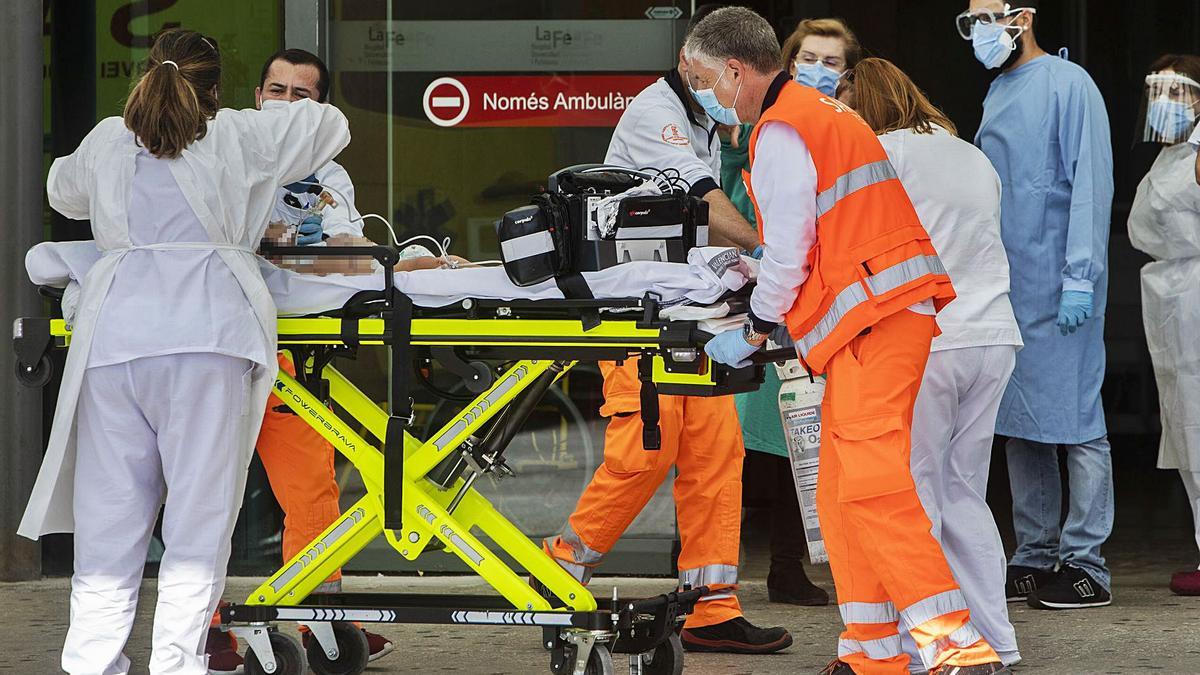 Traslado de un paciente en la puerta de Urgencias del Hospital La Fe de València. | GERMÁN CABALLERO