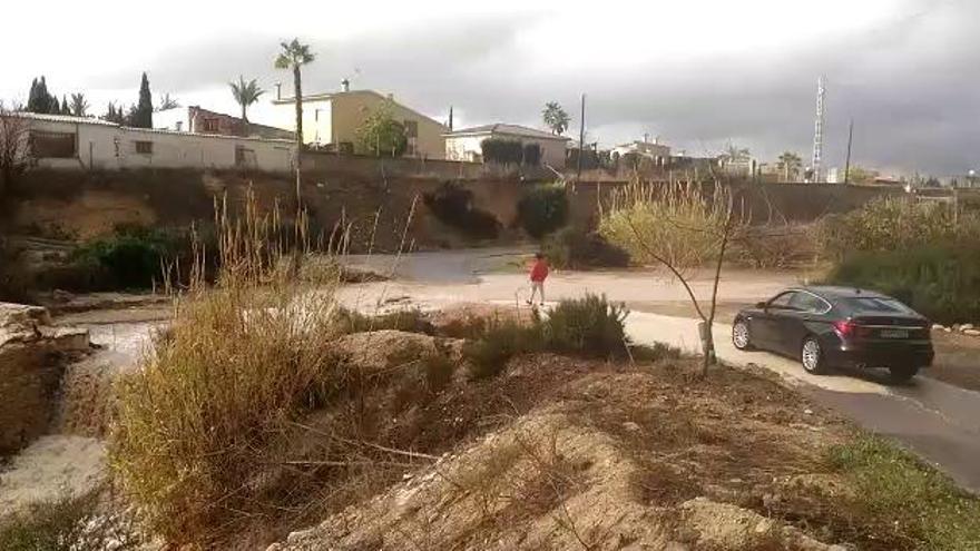 Las lluvias riegan el Camp d'Elx y dejan incidencias en la ciudad