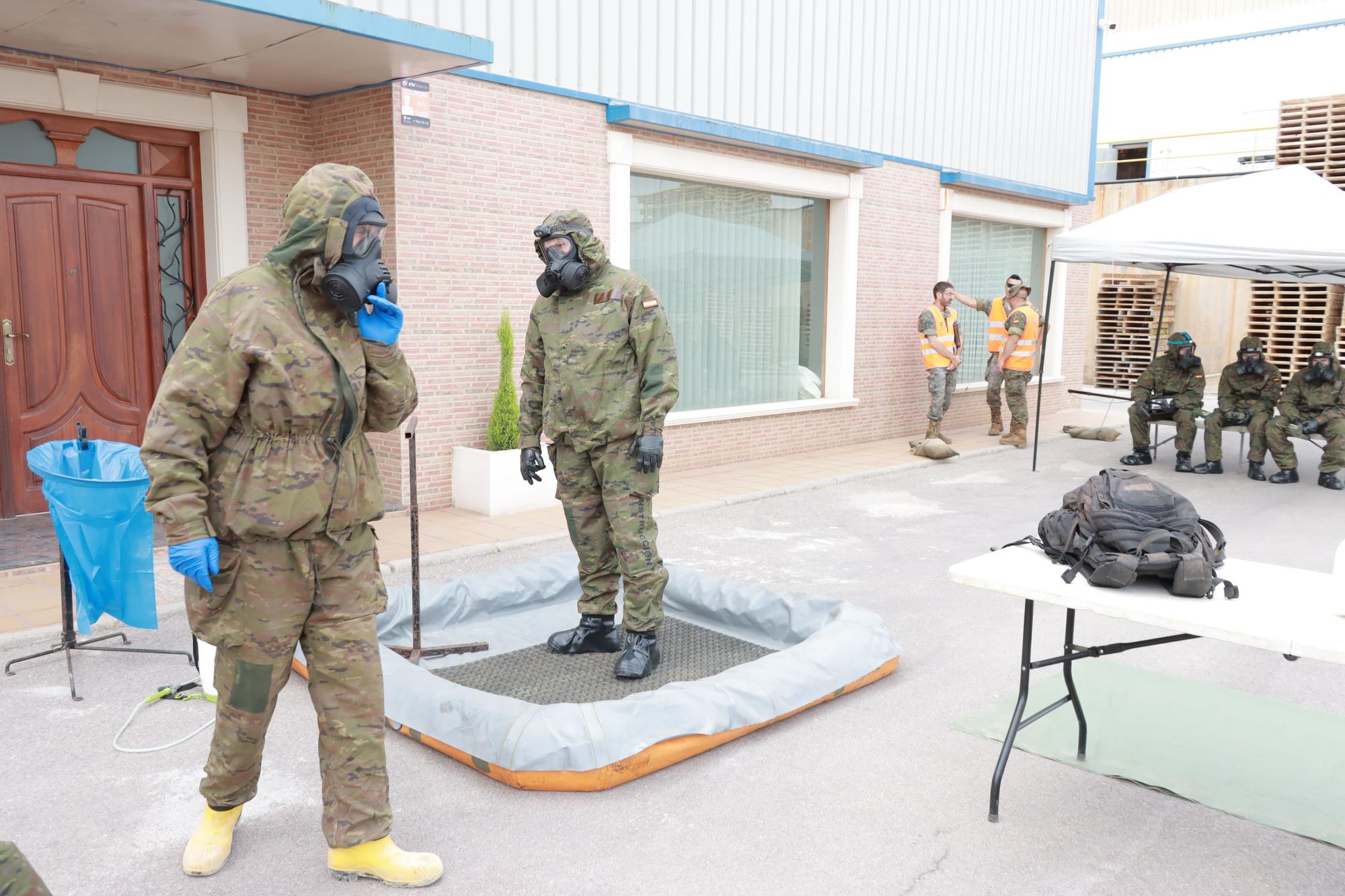 El Ejército simula un ataque químico en una fábrica de Onda