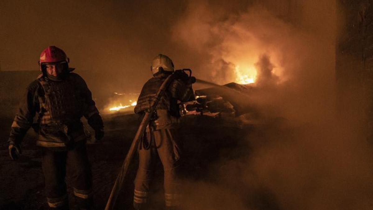 Los servicios de rescate trabajan en el lugar de un ataque con dron en la ciudad ucraniana oriental de Kharkiv, Ucrania, 10 de febrero de 2024.