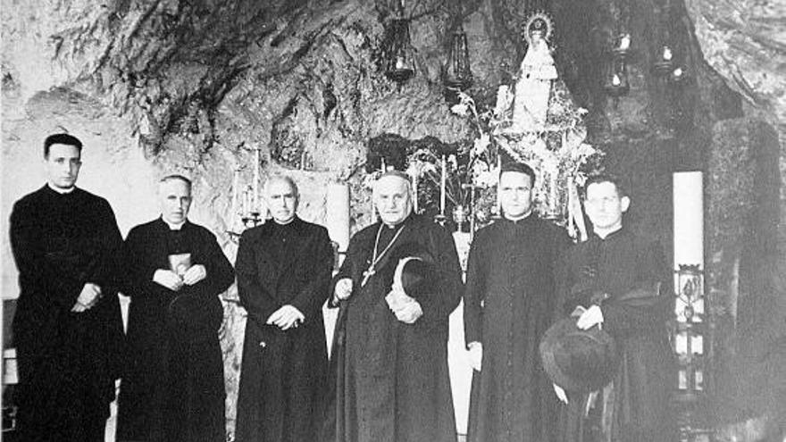De izquierda a derecha, Ignacio Tellechea; un canónigo del real sitio; Amaro Alonso, abad de Covadonga; el cardenal Roncalli; Teodoro Cardenal, vicario general de la diócesis, y Sebastián Laboa, en la santa cueva de Covadonga, el día 21 de julio de 1954, durante la visita a Asturias del futuro Papa Juan XXIII.