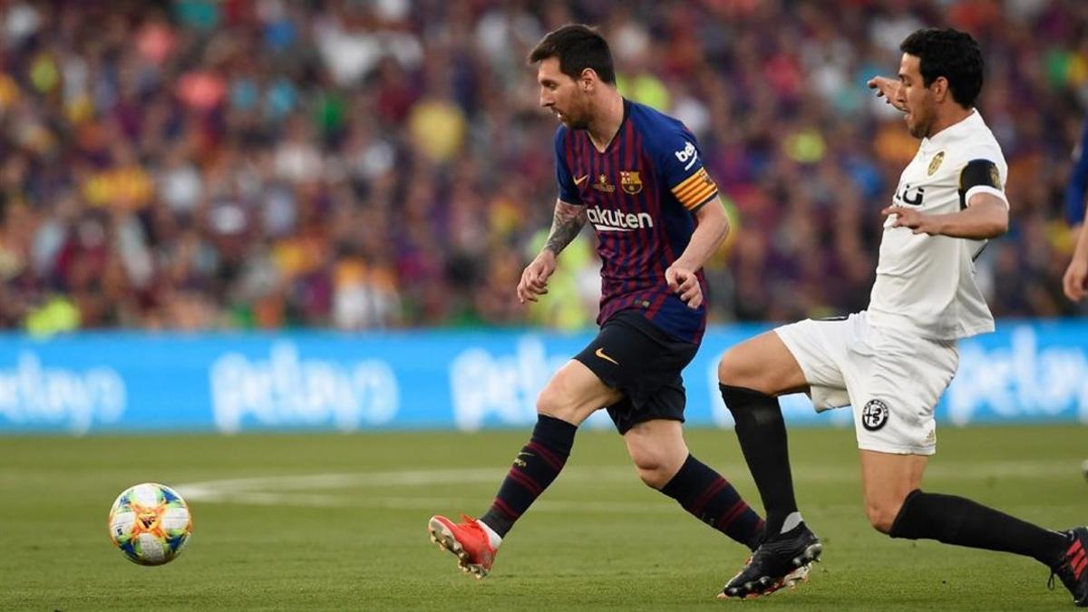 Los dos capitanes, Messi y Parejo, en una acción de la final.