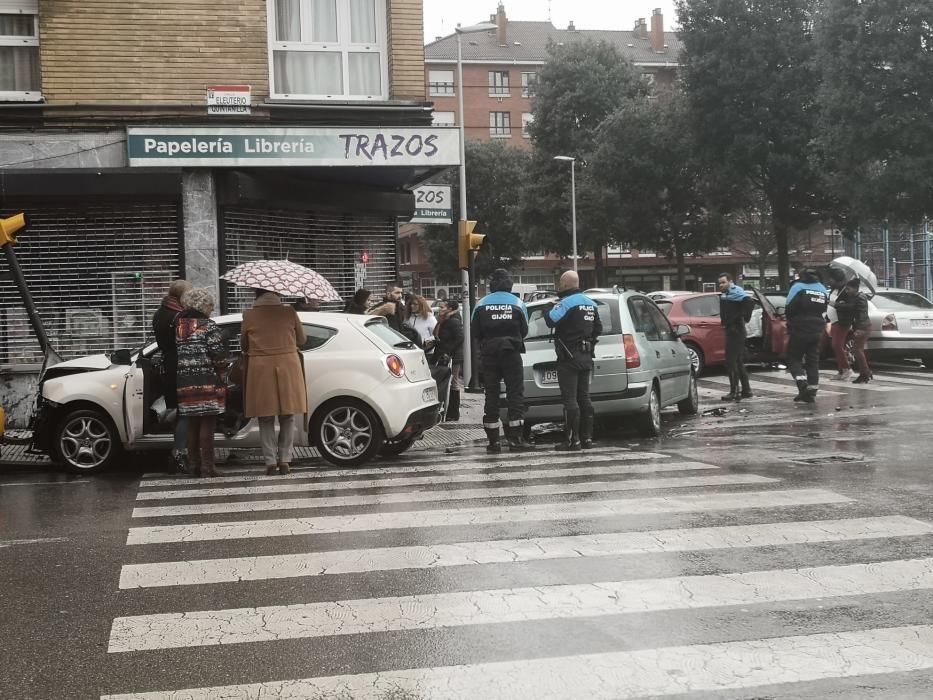 Espectacular accidente de tráfico en Gijón.