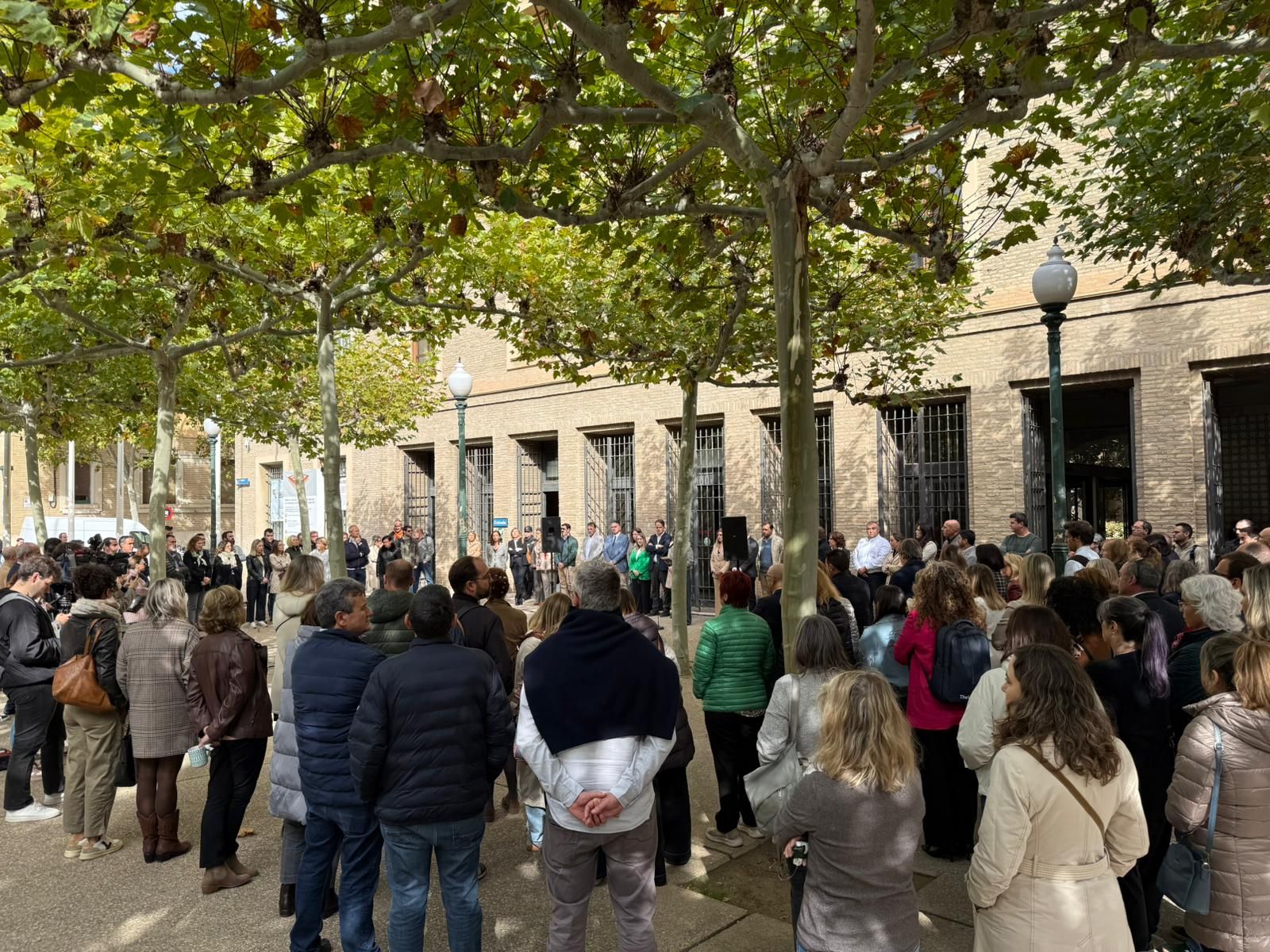 En imágenes | Minuto de silencio en memoria de Eugenia, la última víctima de la violencia machista en Aragón