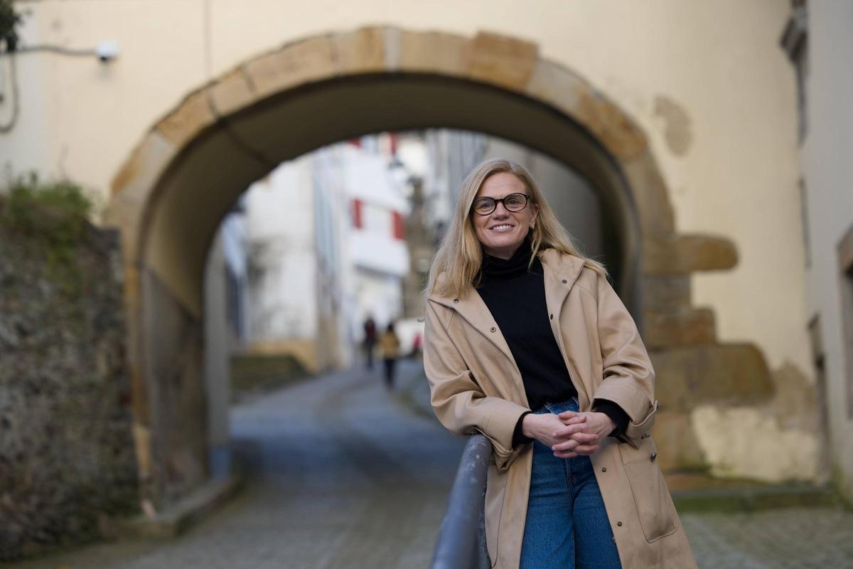 María Bueno, con el Arco Bayón del Palacio del Marqués de Ferrera al fondo.