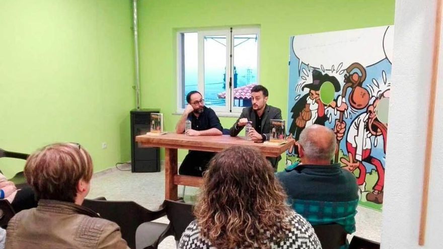 Eduardo Lagar y Pedro Laguna, en la presentación de &quot;Tomasín, en lugares salvajes&quot;, ayer, en La Espina.