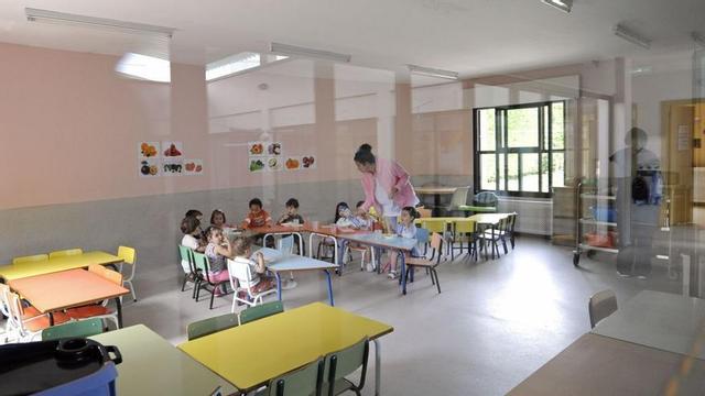 Bebés en la zona del comedor de la escuela infantil Pontiñas de Lalín.