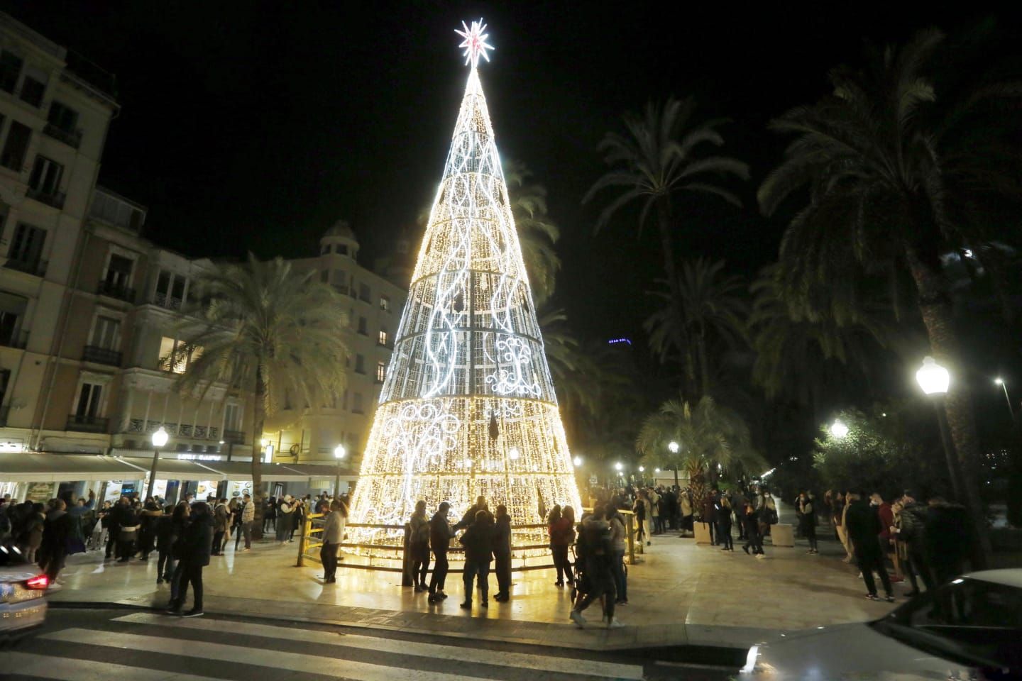 La iluminación navideña ya luce en Alicante con dos millones de leds