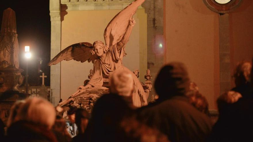 Participantes en una actividad nocturna en el camposanto avilesino