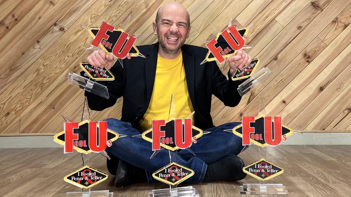 Jandro, rodeado de premios de magia.