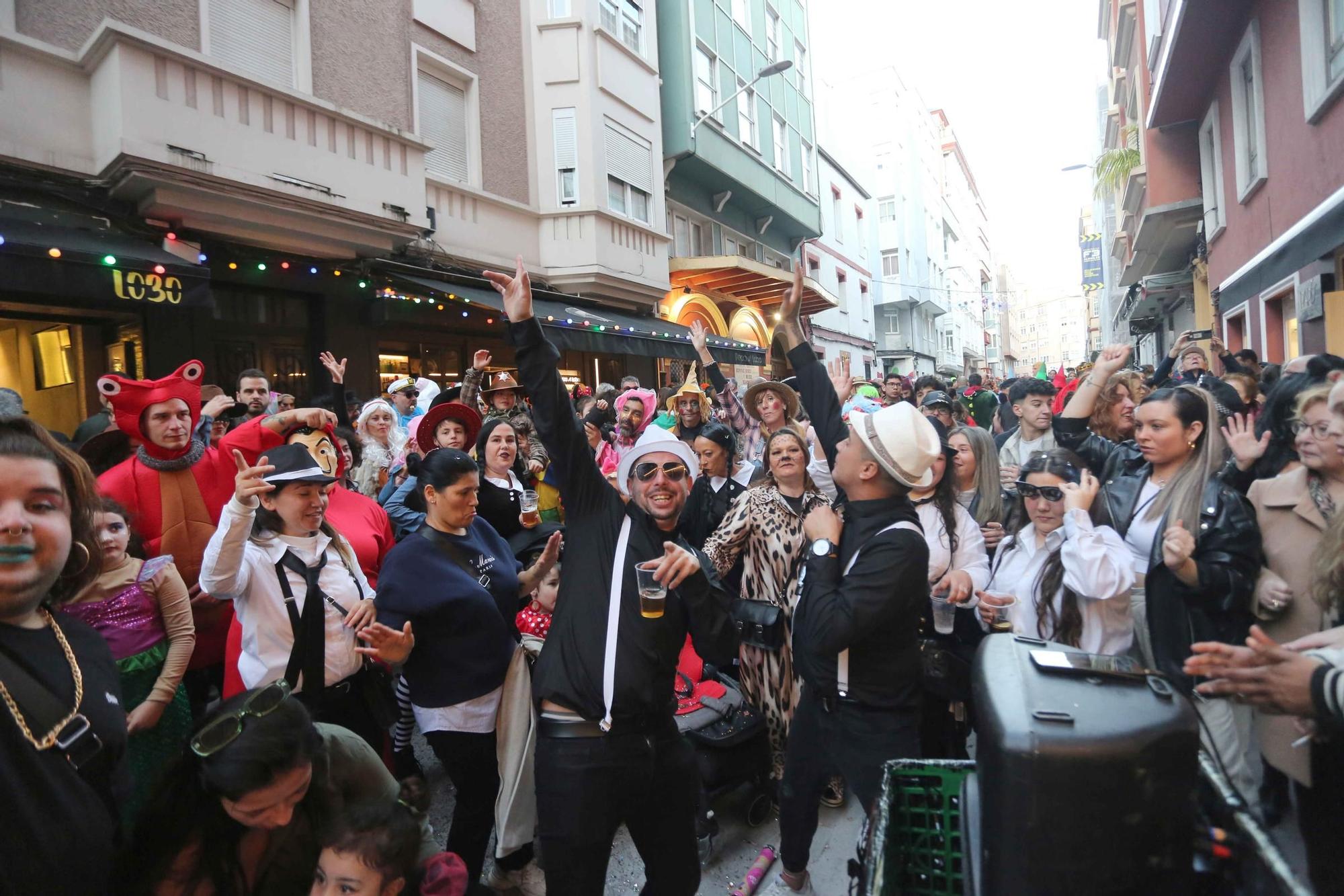 Los choqueiros toman la calle de la Torre con máscaras, música y diversión