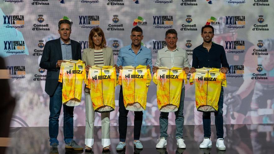 Elenco histórico de leyendas en la presentación de la Vuelta Cicloturista a Ibiza