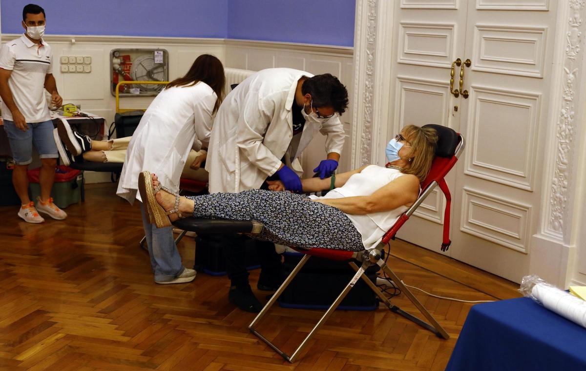 Varias personas donan sangre, este miércoles, en Zaragoza