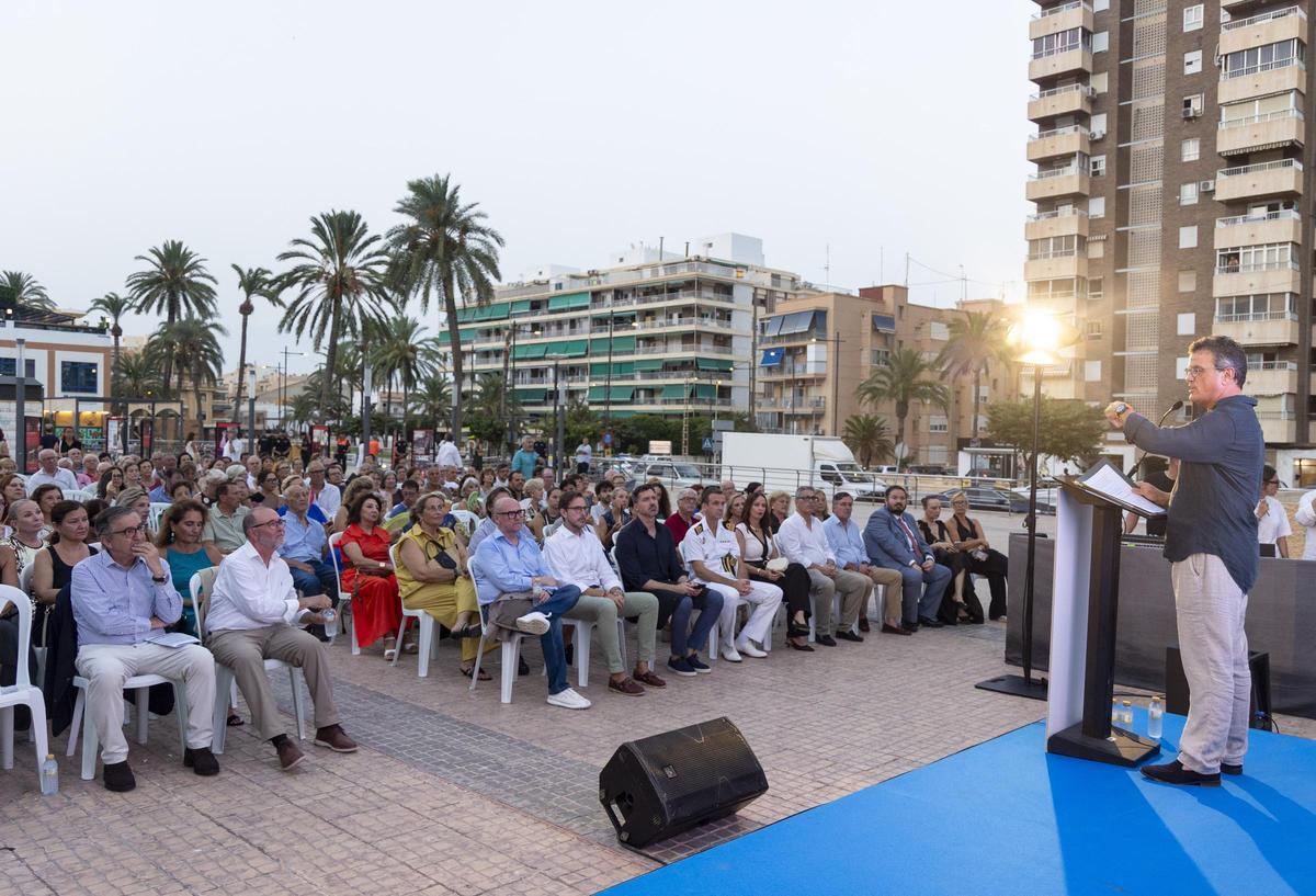 Representantes públicos, entidades y vecinos de la localidad asistieron a la celebración del 125 aniversario, en la que se inauguró una exposición de El Gallo Rojo.