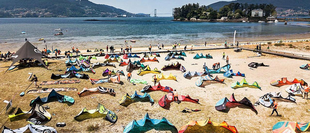 Vista de la playa de Cesantes durante la celebración del Kitefest. |   // MARÍA MUÍÑA / SAILINGSHOTS