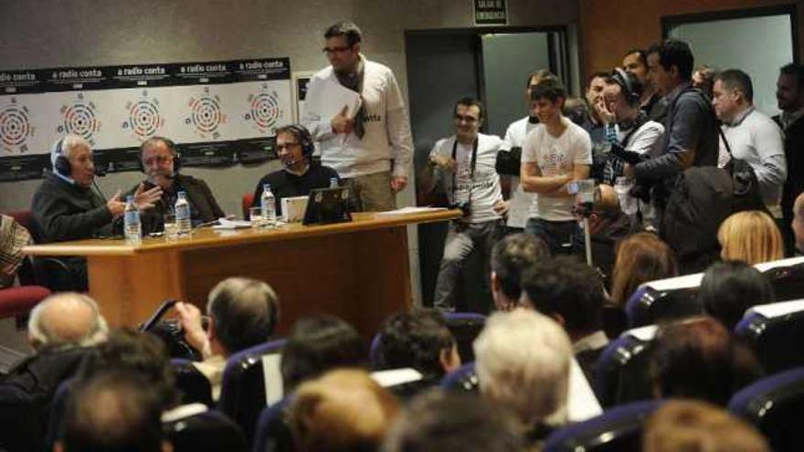 Arsenio Iglesias y Fernando Vázquez, ayer, con Moncho Viña, en el programa &#039;A radio conta&#039;. / carlos pardellas