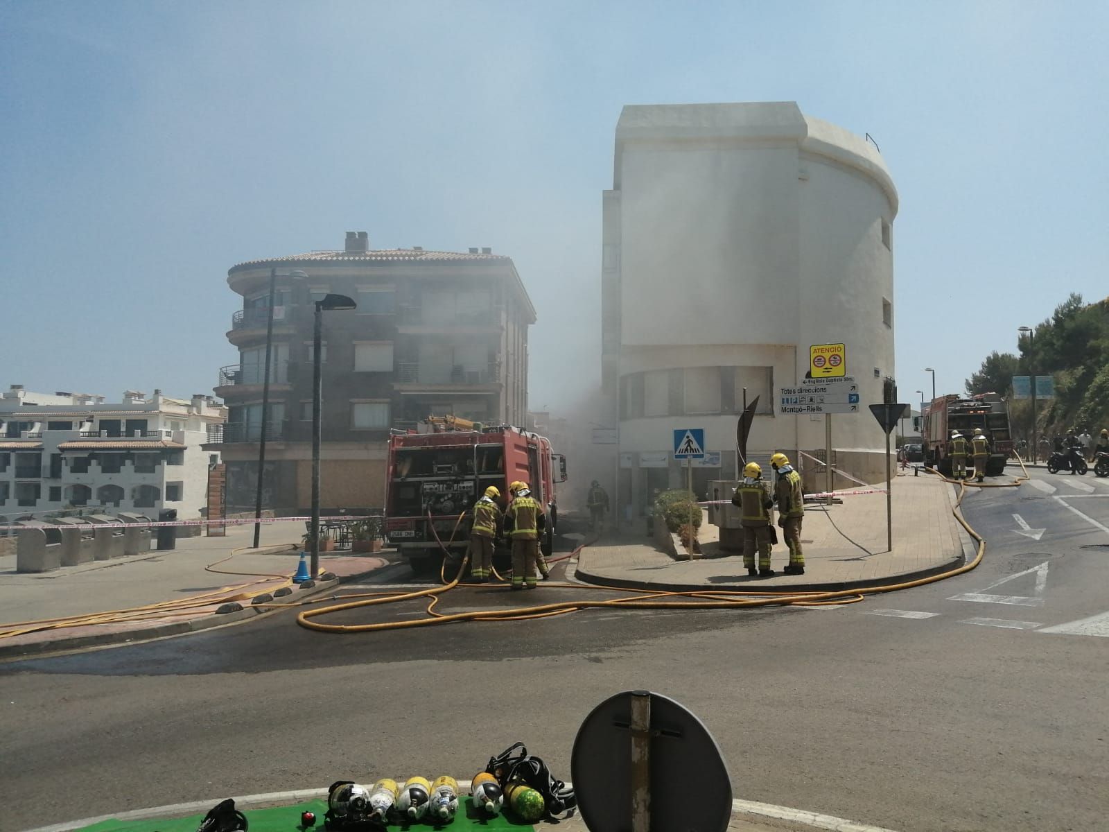 Incendi a un pis de l'Escala