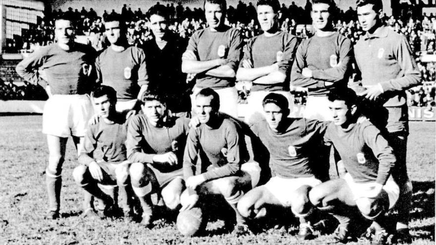 El equipo del Oviedo que ganó por 1-0 al Madrid en el Carlos Tartiere el 21 de octubre de 1961. De pie, por la izquierda, Toni Cuervo, Julio Marigil, Fermín, Álvarez, Paquito, Iguarán y Boudón (portero suplente); agachados, Monchín, Marañón, Sánchez Lage, José Luis y José María.