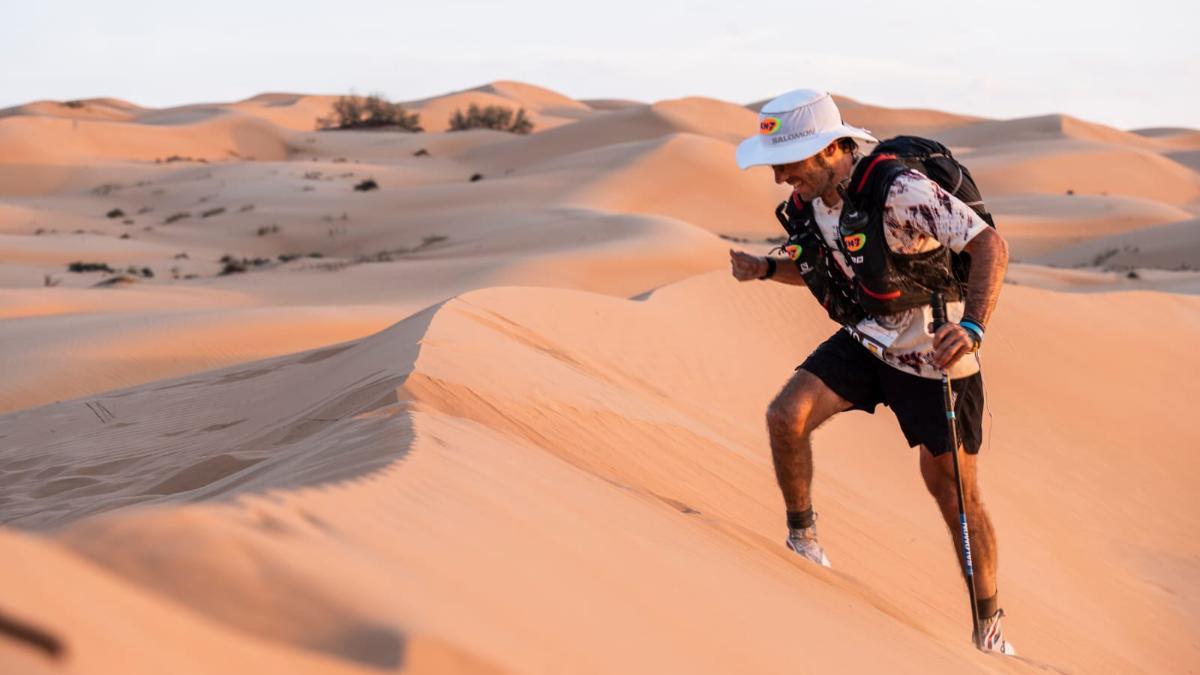 Pol Makuri, sufriendo del pie derecho durante la Oman Desert Marathon