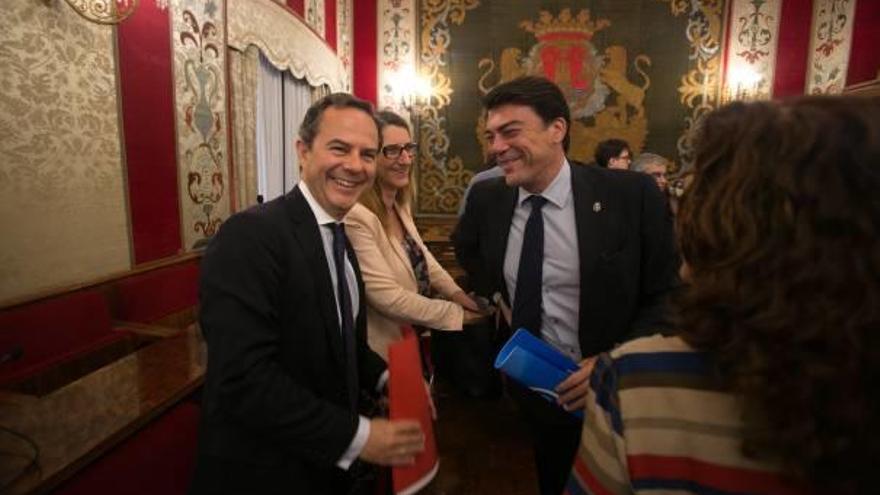 Luis Barcala y Carlos Castillo, en un pleno reciente del Ayuntamiento de Alicante.