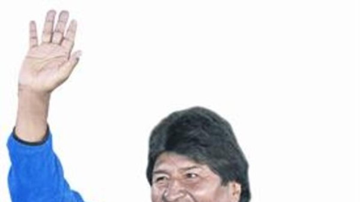 Evo Morales saluda a sus simpatizantes la noche electoral desde el palacio presidencial.